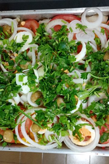 “Bacalhau no forno simples com batatas, pimentão e ovos, receita fácil e colorida”