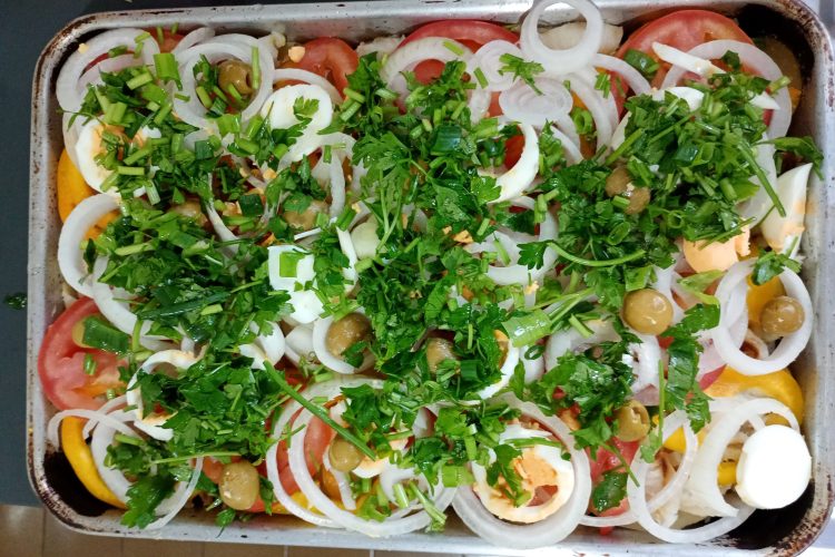 “Bacalhau no forno simples com batatas, pimentão e ovos, receita fácil e colorida”