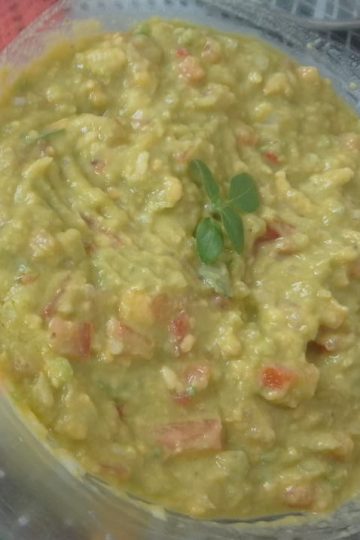 Guacamole pronta servida em uma vasilha, com textura cremosa e ingredientes frescos, receita fácil do Coxa Creme.